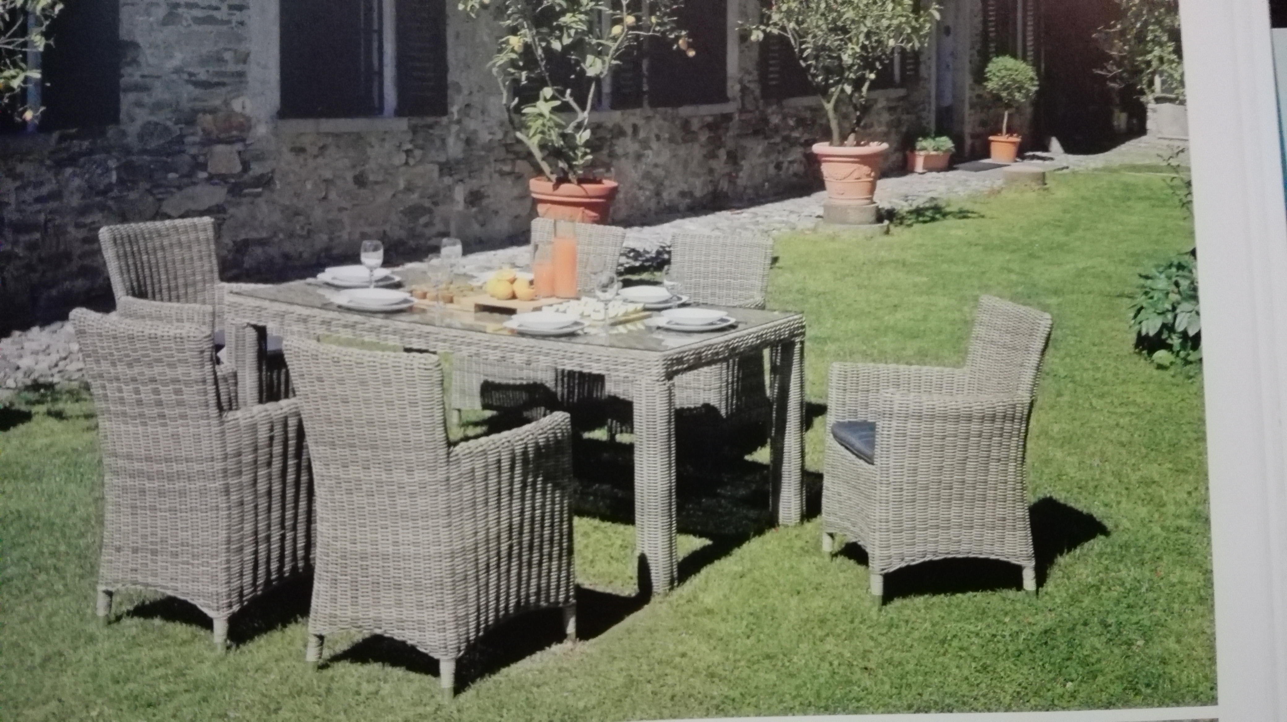 MOBILI DA GIARDINO - Mobili da giardino in vari modelli.
-Tavoli e sedie
-Salottini completi e componibili
-Sdraio e lettini
-Gazebi e ombrelloni
-Contenitori 
-Dondoli e panchine
-Materiali diversi tra cui Rattan sintetico-fibra naturale-legno-ferro-alluminio-resin wood